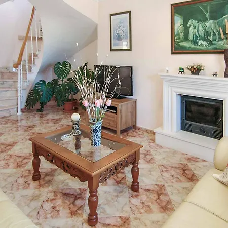 Mercedes Villa *